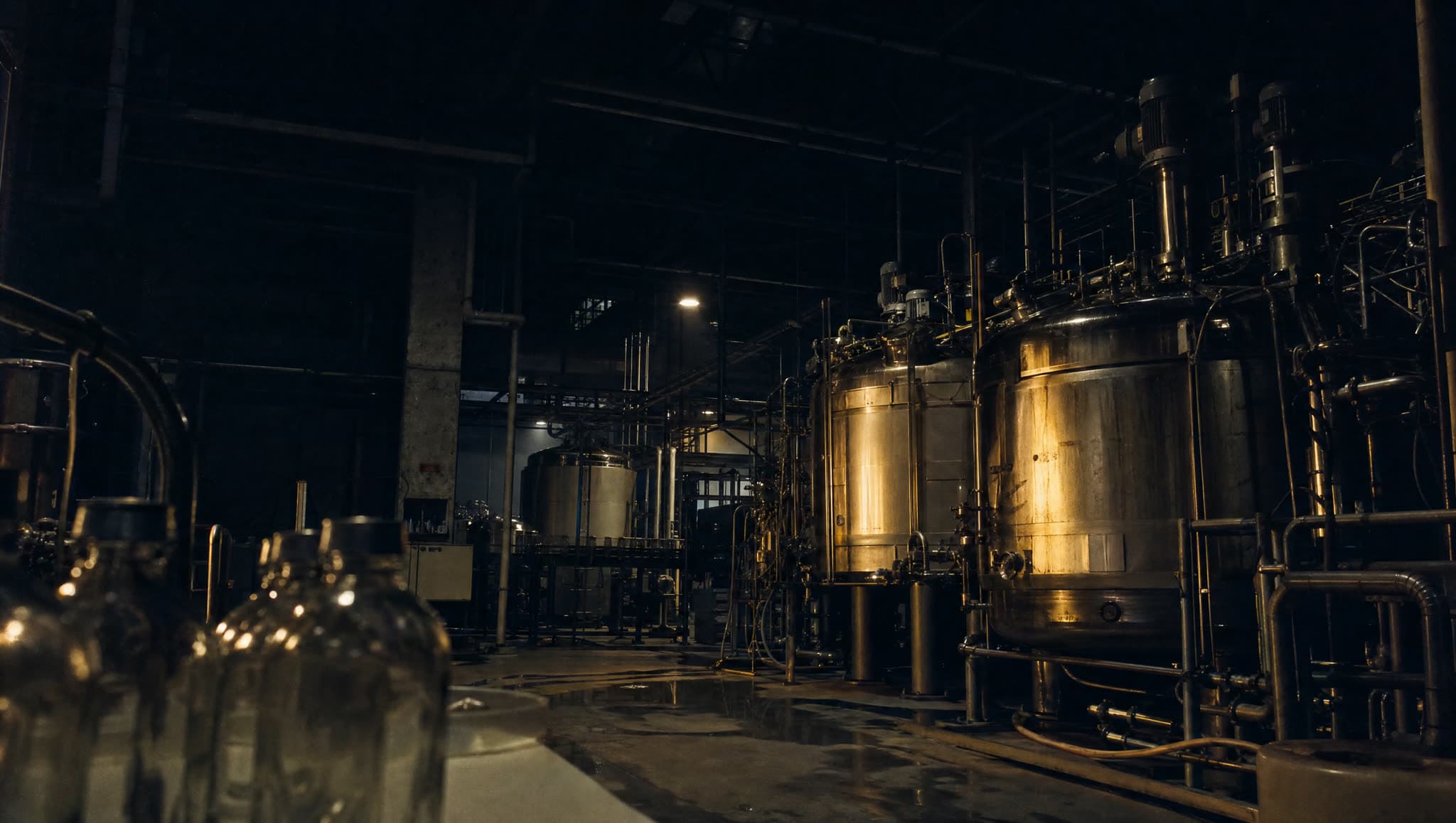 Bio-manufactura — hero cinematográfico (Bioreactores + vacunas mRNA/proteicas + anticuerpos monoclonales + insulina)