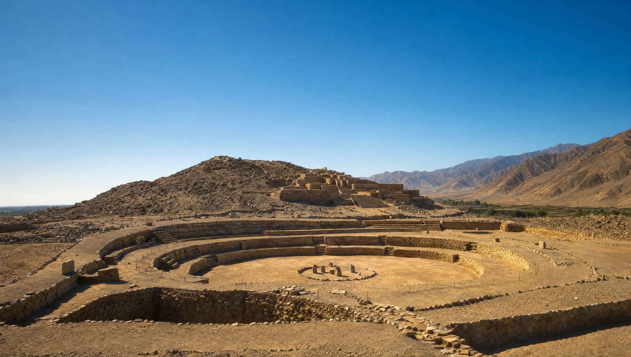 Arquitectura andina aplicada — hero cinematográfico (Caral · Tiwanaku · terrazas · Materiales locales con métodos contemporáneos)