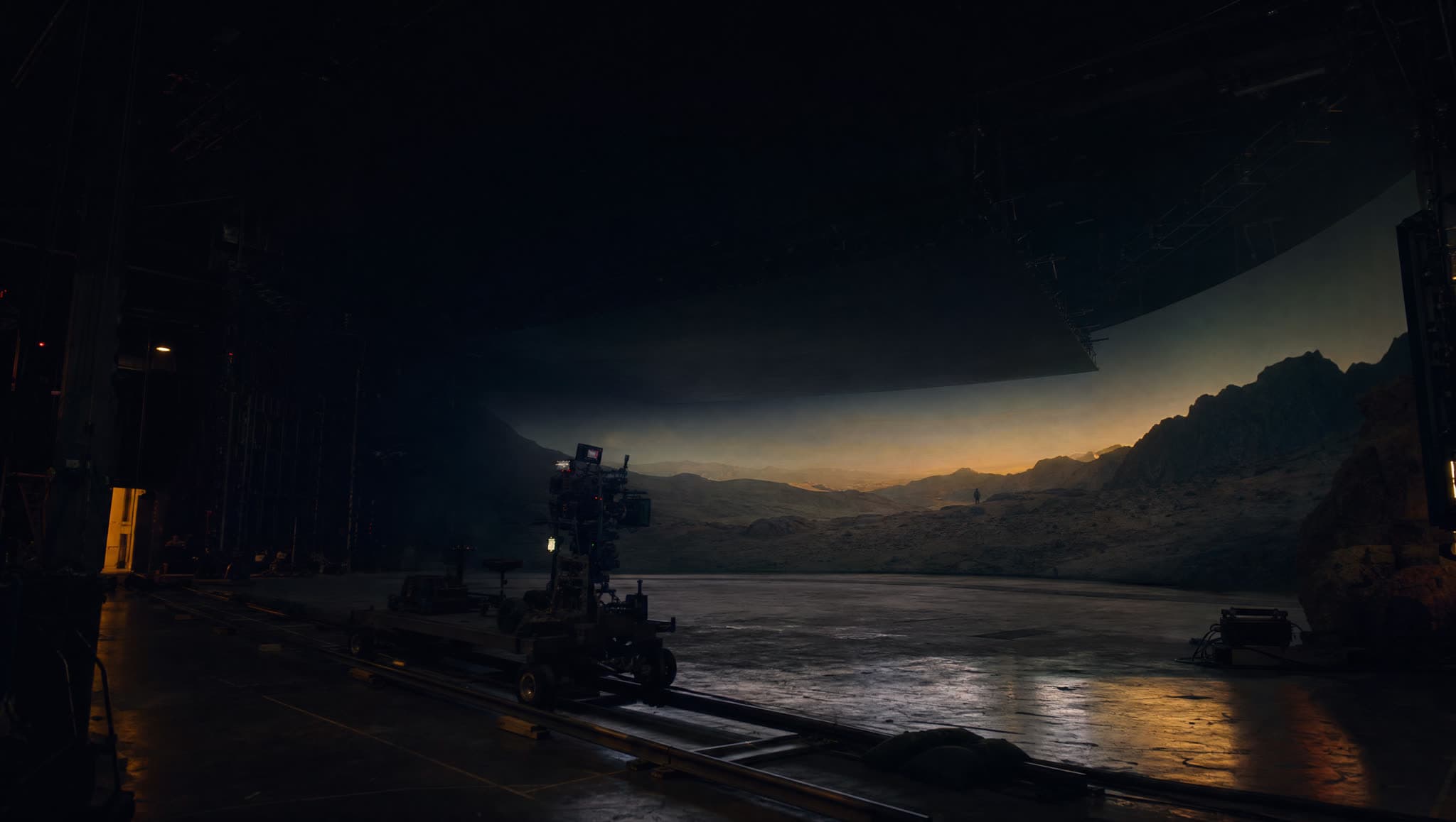 Chaska, Productora audiovisual — hero cinematográfico (Pipeline de IA generativa · Épica antigua y sci-fi del mismo arco)