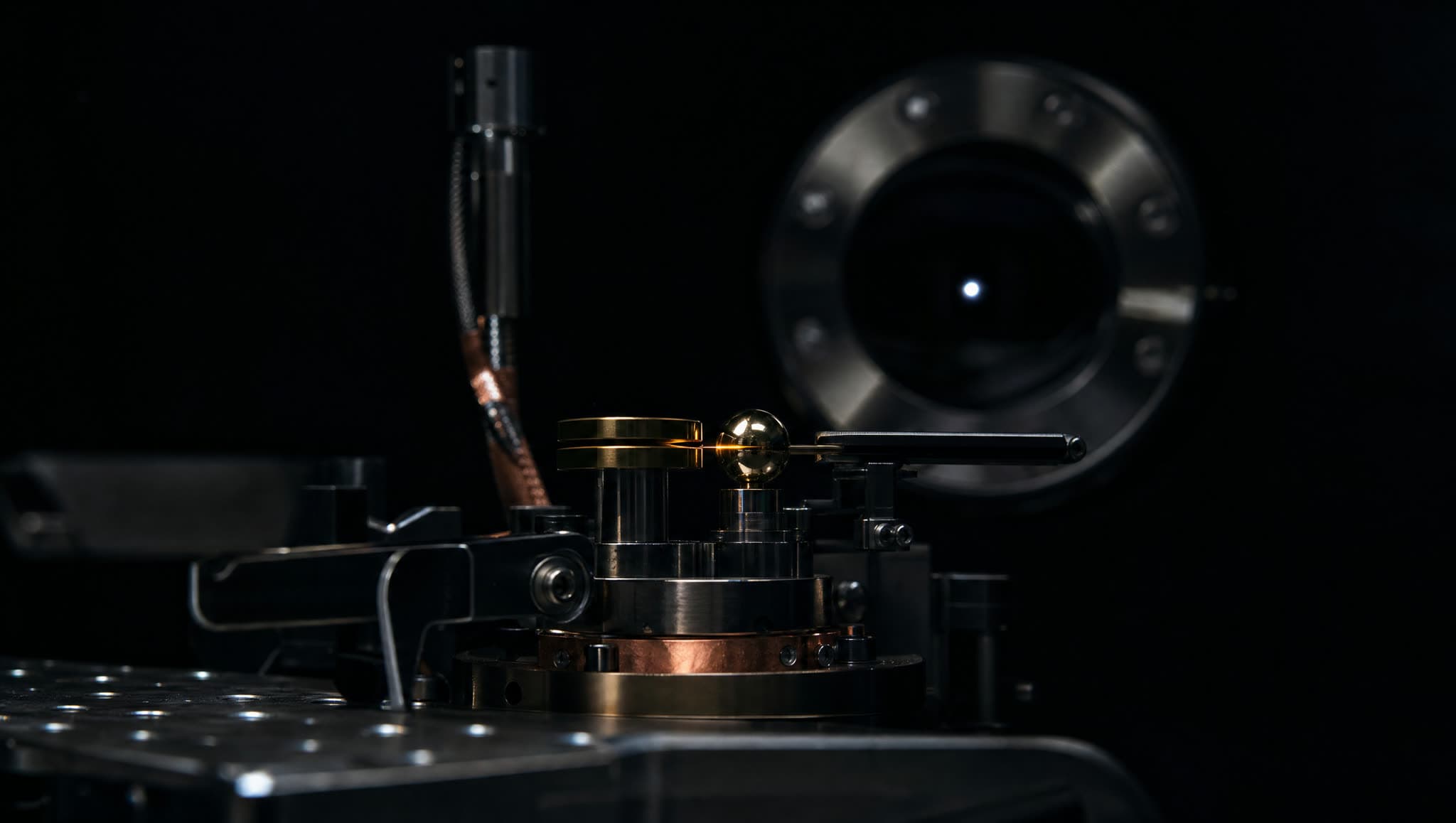 Física del vacío cuántico — hero cinematográfico (Casimir + Casimir dinámico + cristales fotónicos · 1 célula de investigación · 0 startups)